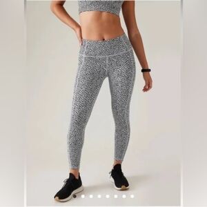 Athleta salutation stash II textured tight - snow leopard- Medium